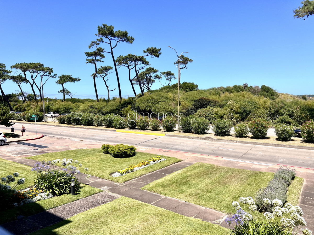 Apartamento ID.449 - Alquiler apartamento 2 dormitorios mas dependencia de servicio en Playa Mansa, Punta del Este 