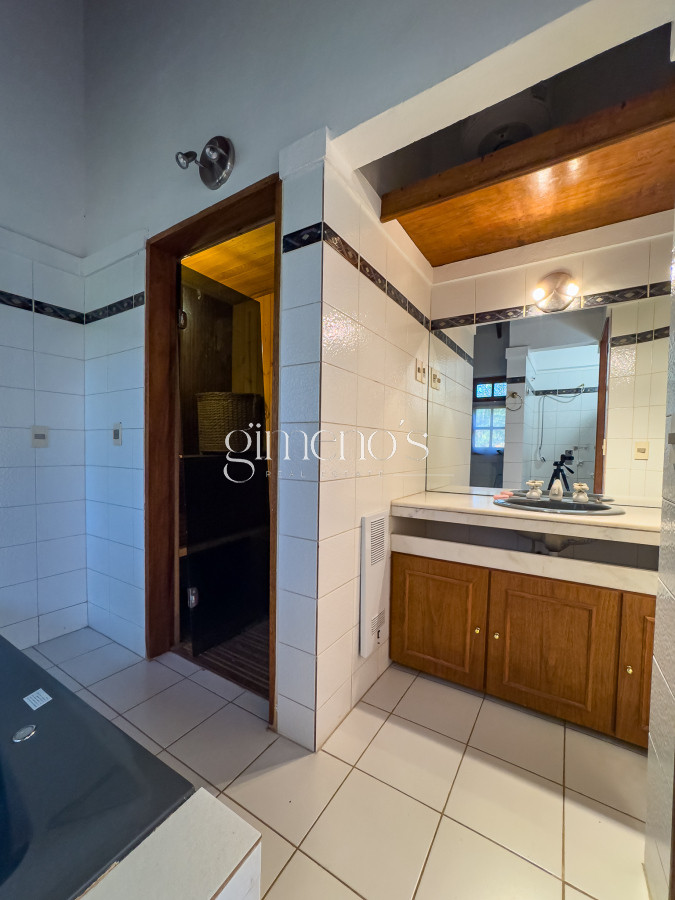Casa ID.166 - Venta casa 4 dormitorios en suite, Golf, Punta del Este 