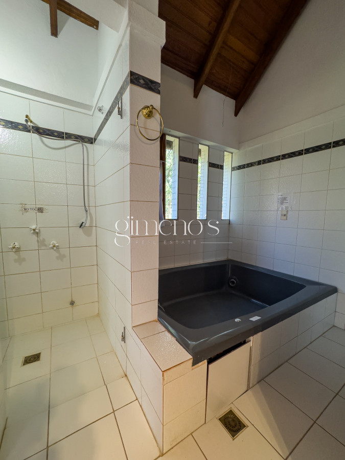 Casa ID.166 - Venta casa 4 dormitorios en suite, Golf, Punta del Este 