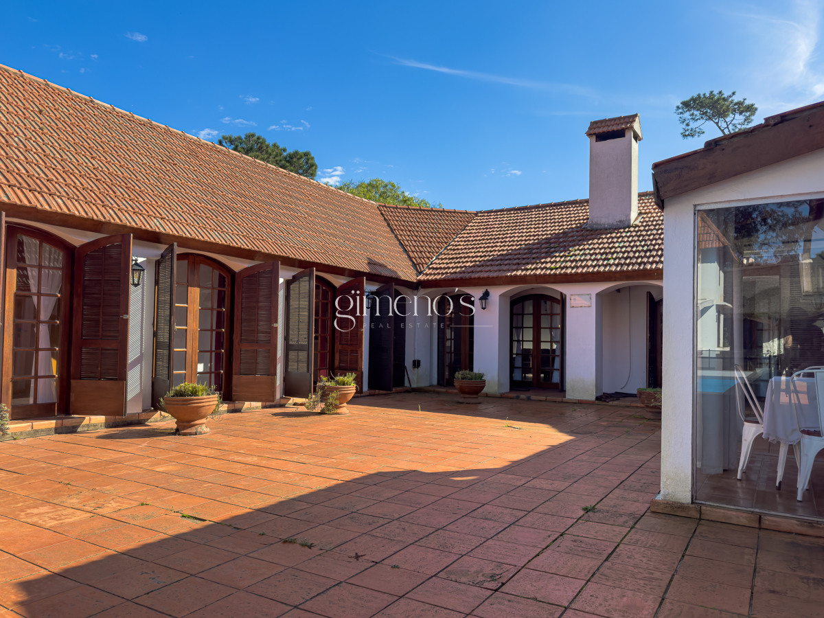 Casa ID.166 - Venta casa 4 dormitorios en suite, Golf, Punta del Este 