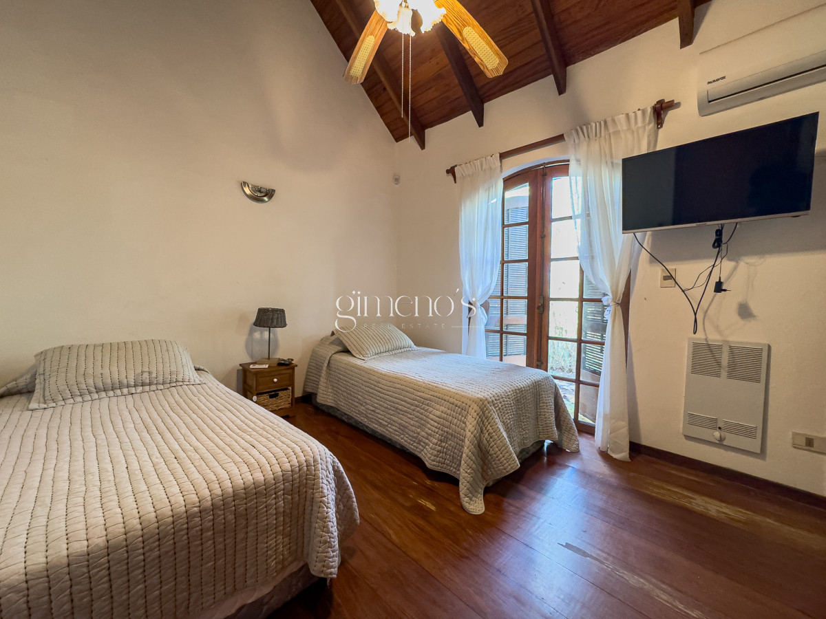 Casa ID.166 - Venta casa 4 dormitorios en suite, Golf, Punta del Este 