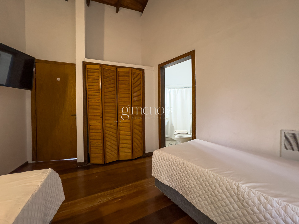 Casa ID.166 - Venta casa 4 dormitorios en suite, Golf, Punta del Este 