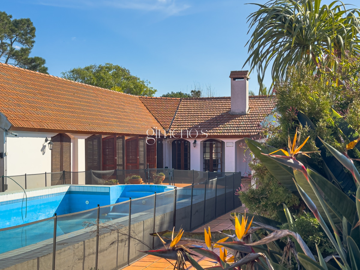 Casa ID.166 - Venta casa 4 dormitorios en suite, Golf, Punta del Este 
