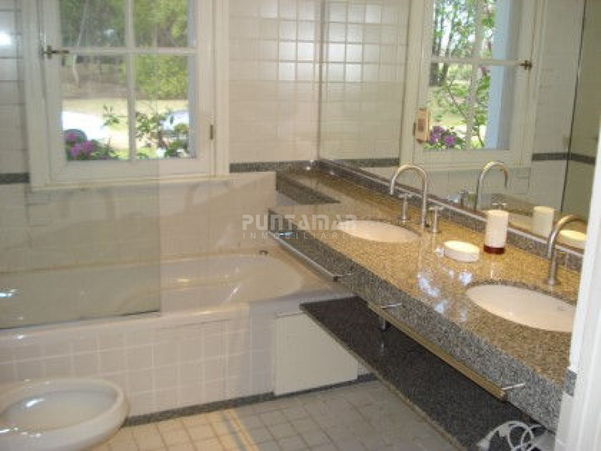Casa ID.212248 - Venta de casa en Laguna Blanca 4 dormitorios