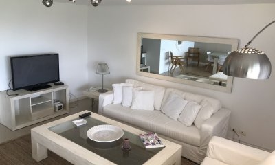 Venta apartamento en Manantiales, 3 dormitorios mas dependencia de servicio