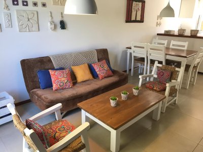 comoda y luminosa unidad, ubicada a 350 mts del mar
Living/comedor, cocina integrada, 2 dormitorios, 2 baños (1 en suite), patio trasero con parrillero, estacionamiento.
El complejo cuenta con: Servicio de mucamas, mantenimiento, jardinero, alarma, WiFi.-

Consultenos!