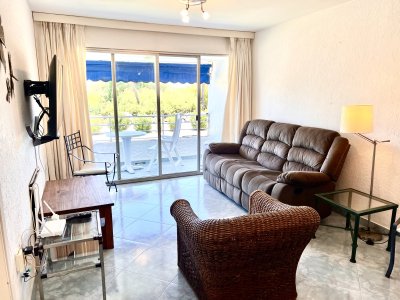 Alquiler apartamento 2 dormitorios mas dependencia de servicio en Playa Mansa, Punta del Este 