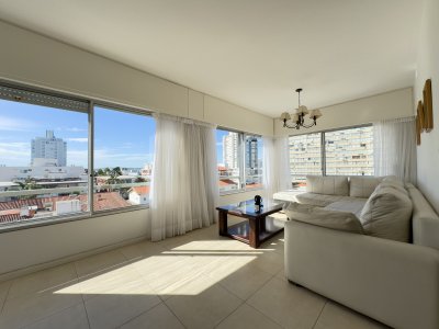 Ubicado a metros de playa El Emir y de Gorlero.
Piso intermedio 
Cuenta con: living comedor, cocina, 2 dormitorios, 2 baños, garage
Edificio brinda: servicio de mucama, porteria, recepcion , piscina exterior
Consúltenos.