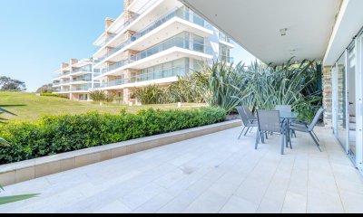 Venta apartamento en Playa Brava a pasos del mar 2 dormitorios