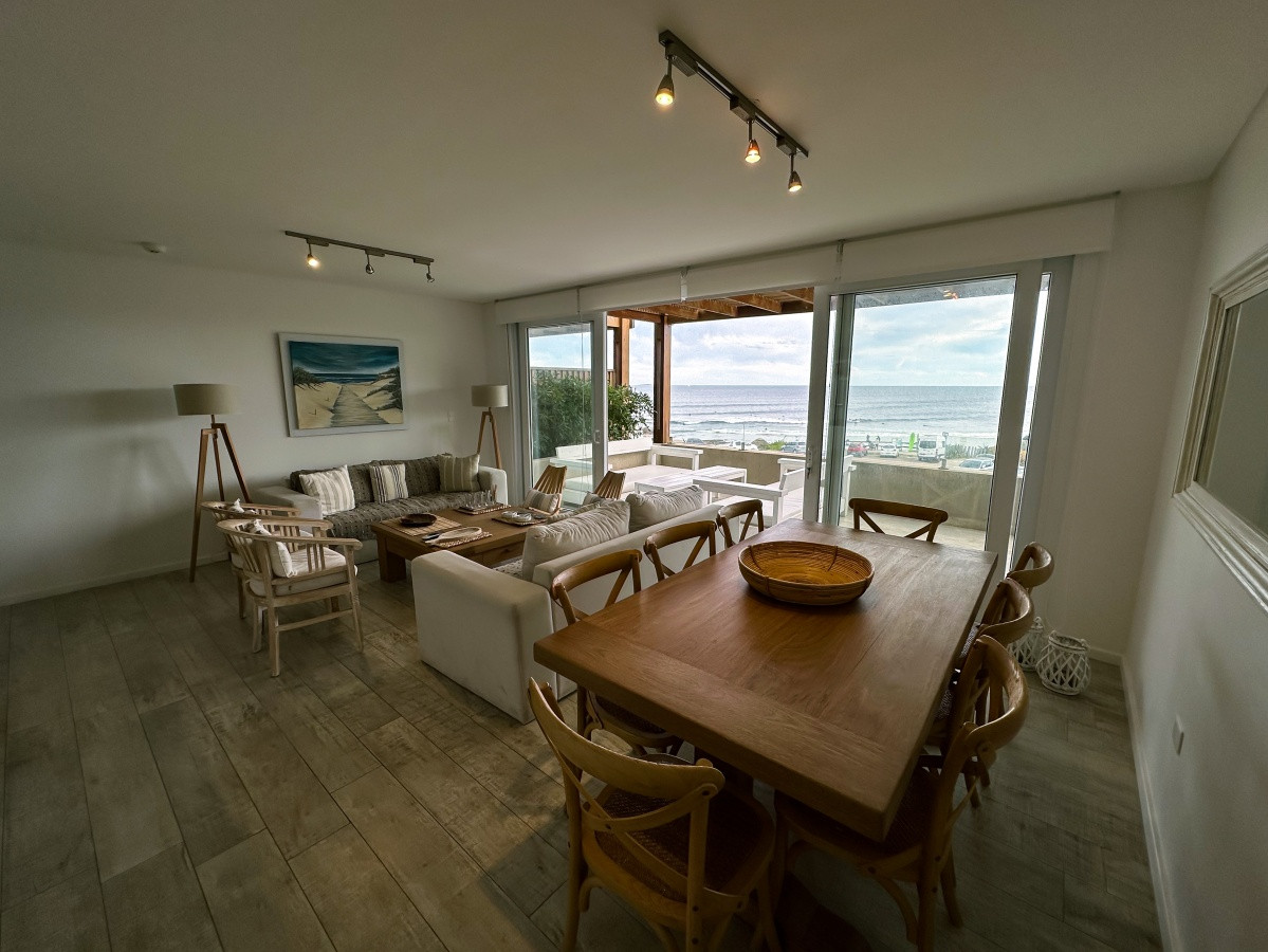 Venta apartamento frente al mar en La Barra de 4 dormitorios