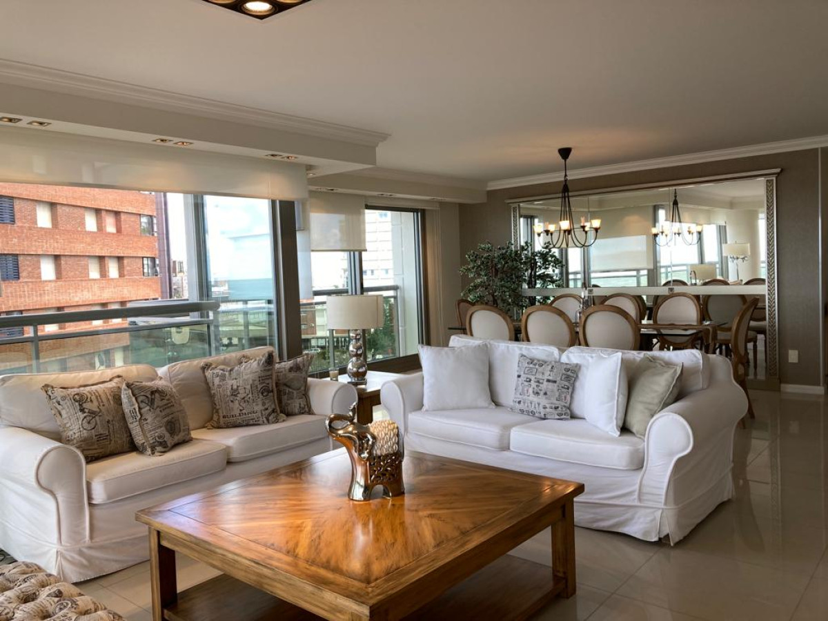 Venta Departamento 3 dormitorios mas dependencia de servicio en Playa Brava