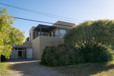 Venta y alquiler casa 3 dormitorios mas servicio en Manantiales 