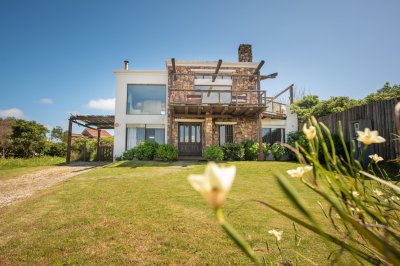Hermosa casa frente al mar en Punta Piedras