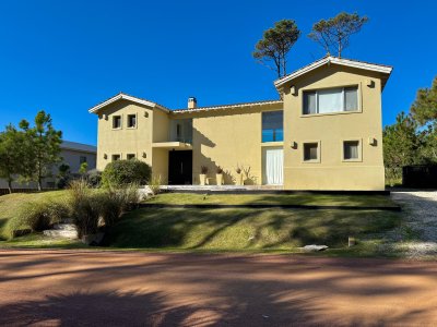 Venta casa en Laguna Blanca, Manantiales 4 dormitorios 