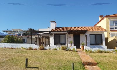 Venta  casa en Manantiales, 3 dormitorios mas  servicio