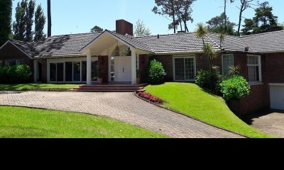 Venta de casa 4 dormitorios en Cantegril, Punta del Este