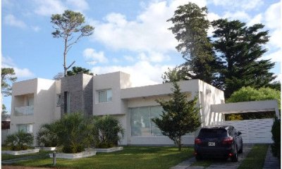Venta casa ubicada en Barrio  Privado  Playa Mansa, 4 dormitorios