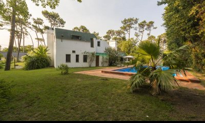 Venta de casa 4 dormitorios Playa Mansa, Punta del Este