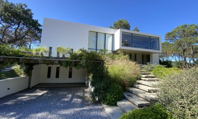 Venta de casa ubicada 4 dormitorios en Barrio Privado  Pinar del Faro