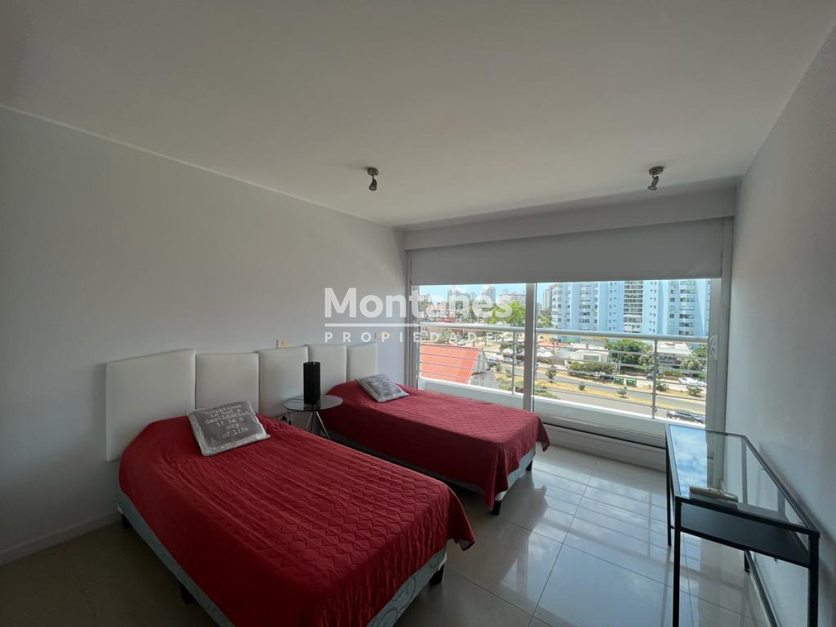 Apartamento ID.10487 - Amplio, frente al mar y con servicio de playa, 3 dormitorios en suite.
