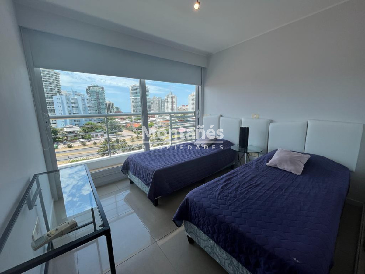 Apartamento ID.10487 - Amplio, frente al mar y con servicio de playa, 3 dormitorios en suite.
