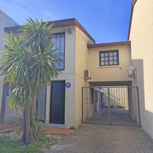OPORTUNIDAD!!!  Centro - Bloque de 4 apartamentos con muy buena renta.