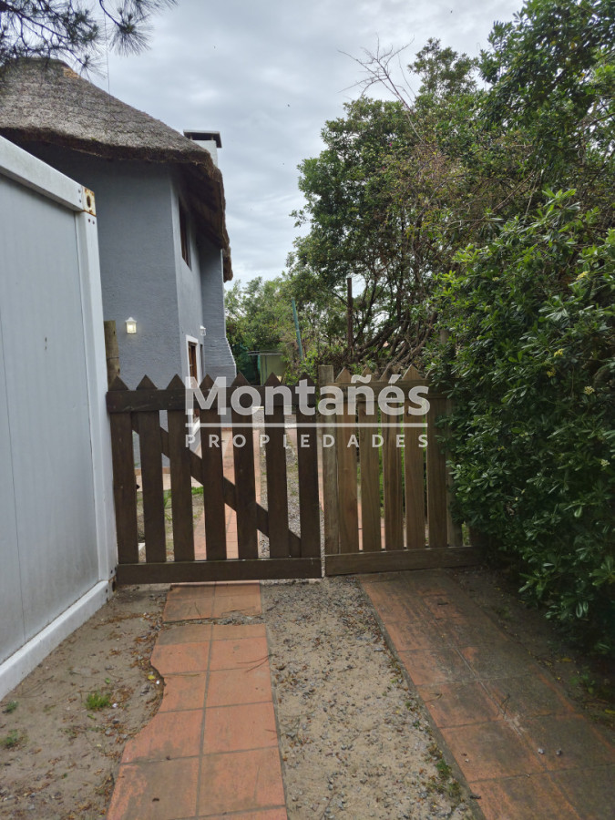 Casa ID.10657 - Aqluiler anual: Casa quincho a 150 mt del mar Pda 37 mansa.