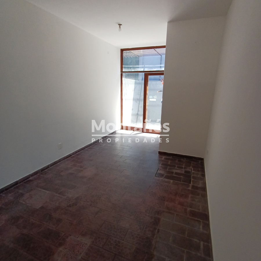 Local Comercial ID.10475 - Oportunidad Única: Local en Zona de Alto Flujo Peatonal.