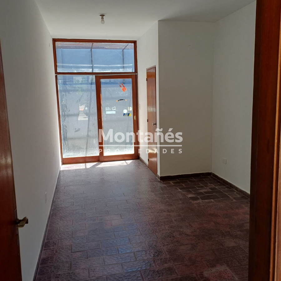 Local Comercial ID.10475 - Oportunidad Única: Local en Zona de Alto Flujo Peatonal.