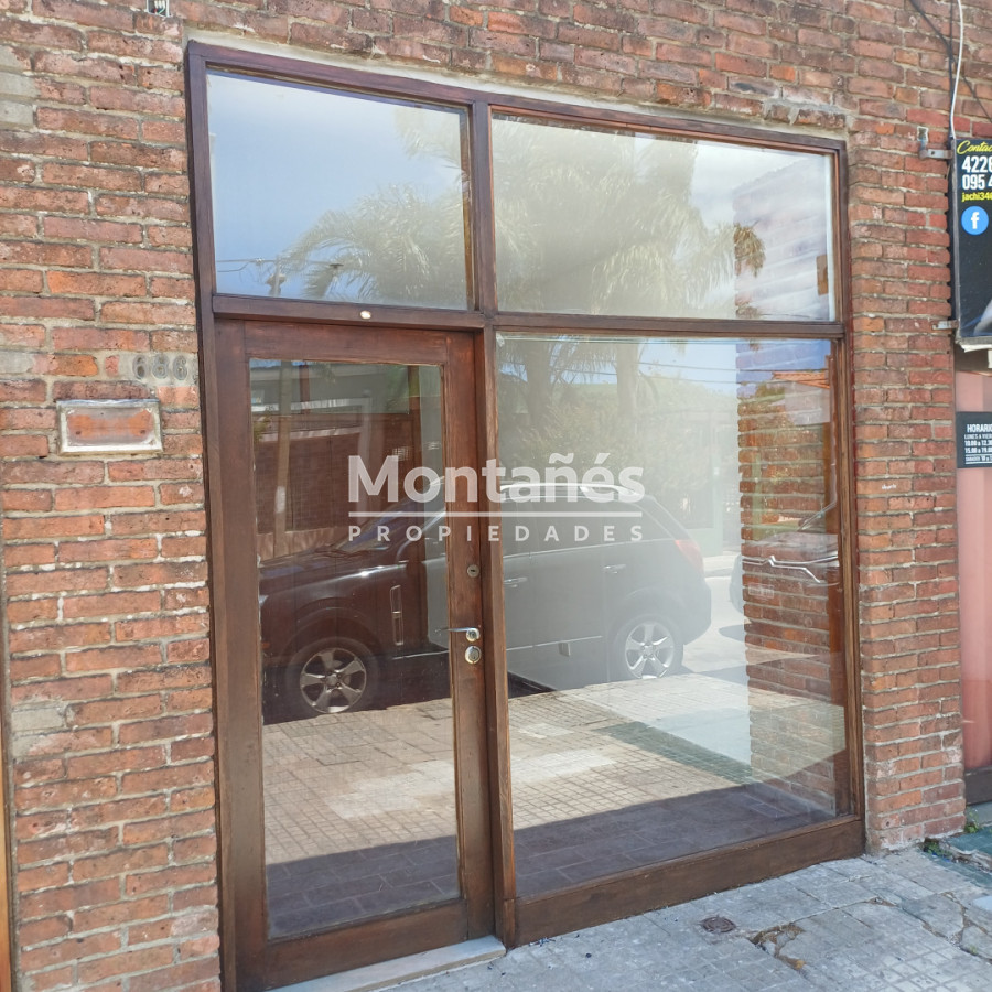 Local Comercial ID.10475 - Oportunidad Única: Local en Zona de Alto Flujo Peatonal.