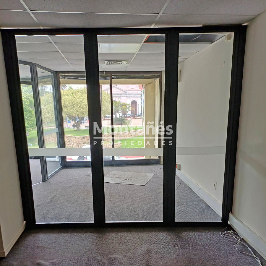 Local Comercial ID.10234 - Espectacular Local en la Plaza de Maldonado