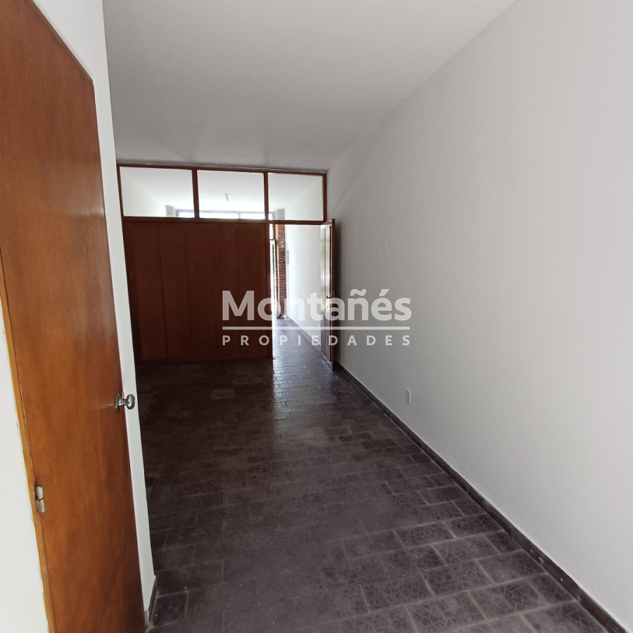 Local Comercial ID.10475 - Oportunidad Única: Local en Zona de Alto Flujo Peatonal.