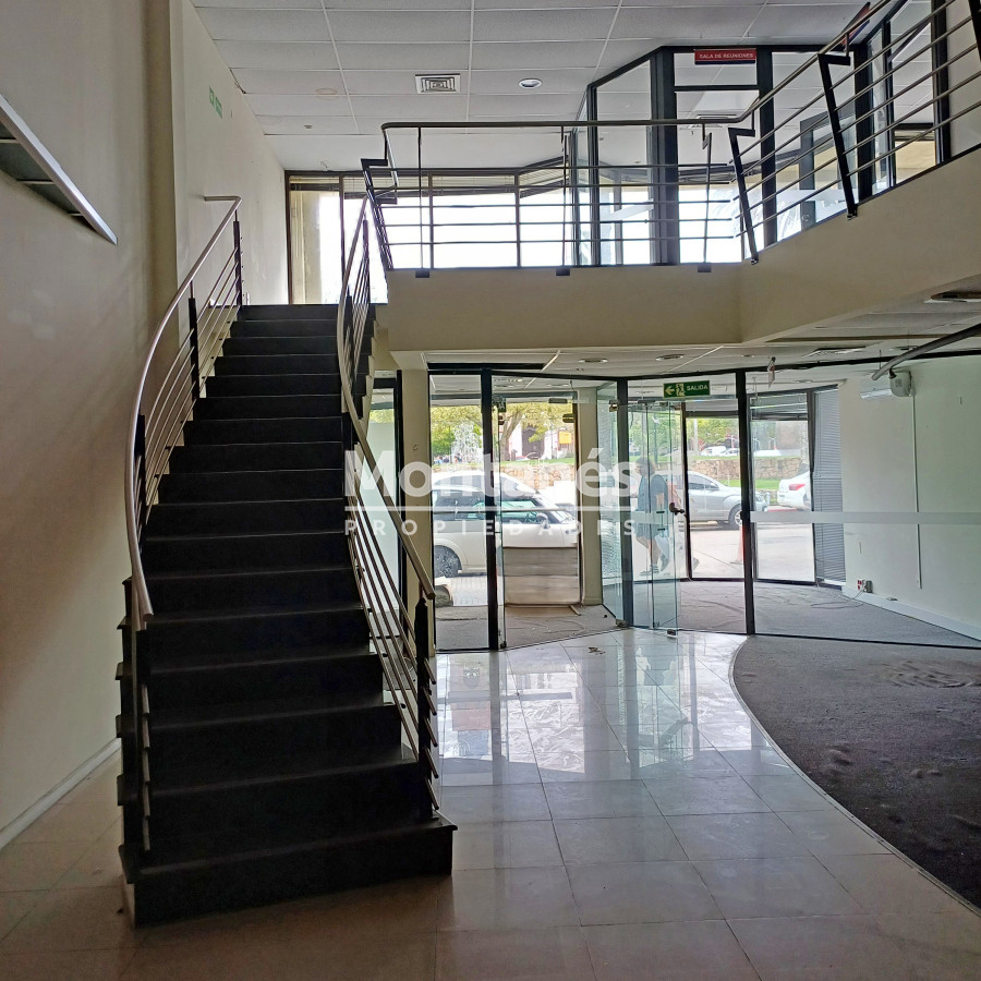 Local Comercial ID.10234 - Espectacular Local en la Plaza de Maldonado