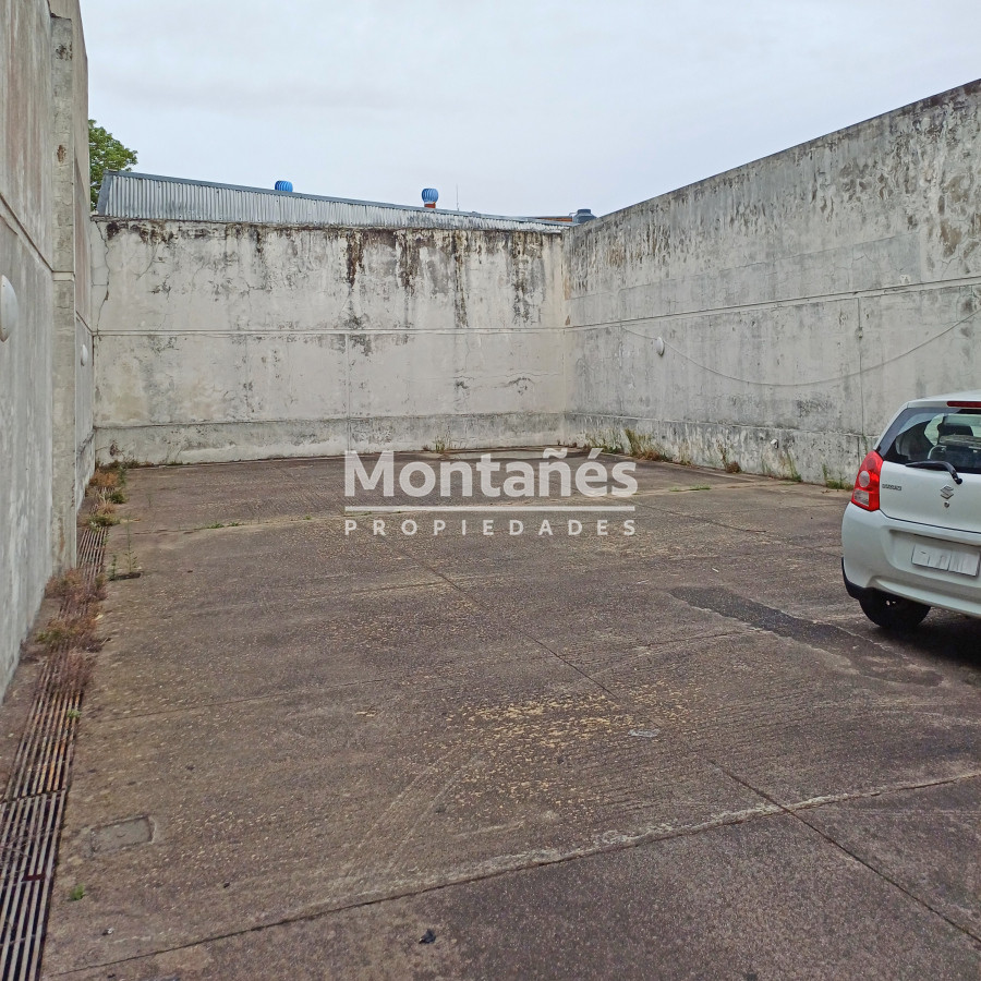Local Comercial ID.10234 - Espectacular Local en la Plaza de Maldonado