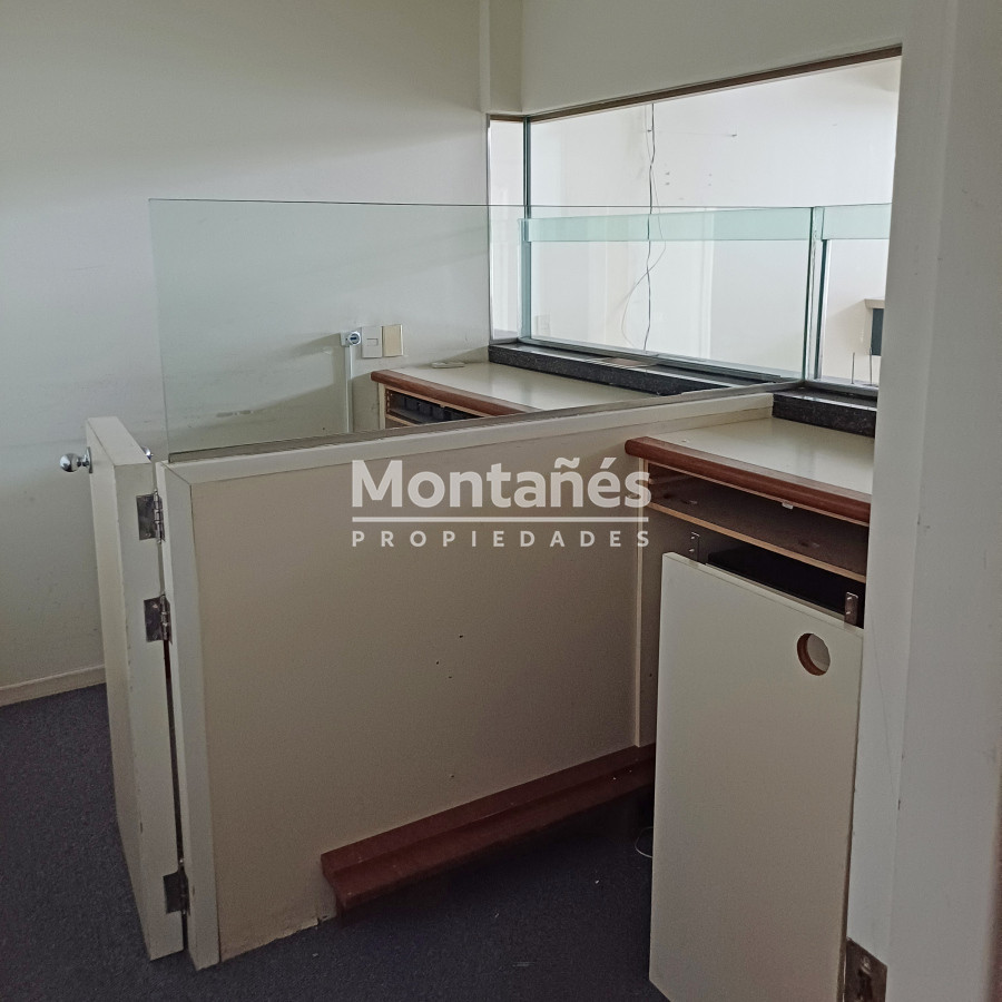 Local Comercial ID.10234 - Espectacular Local en la Plaza de Maldonado