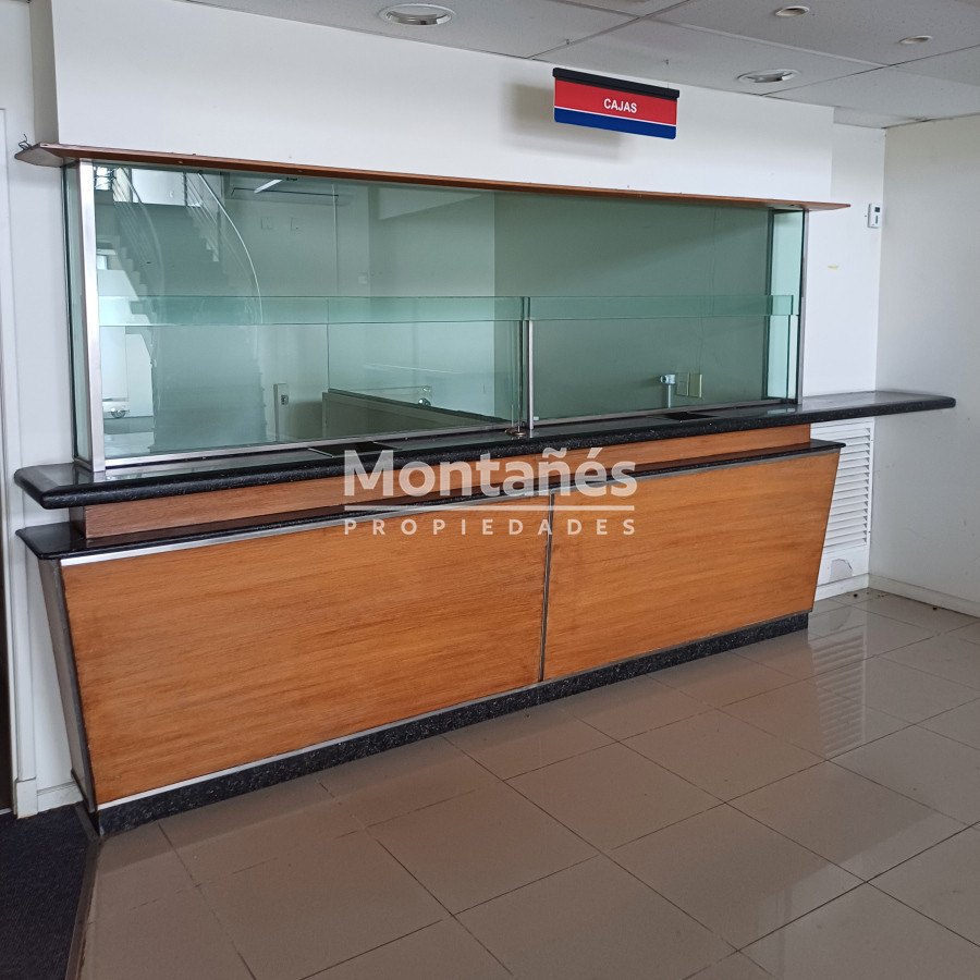 Local Comercial ID.10234 - Espectacular Local en la Plaza de Maldonado