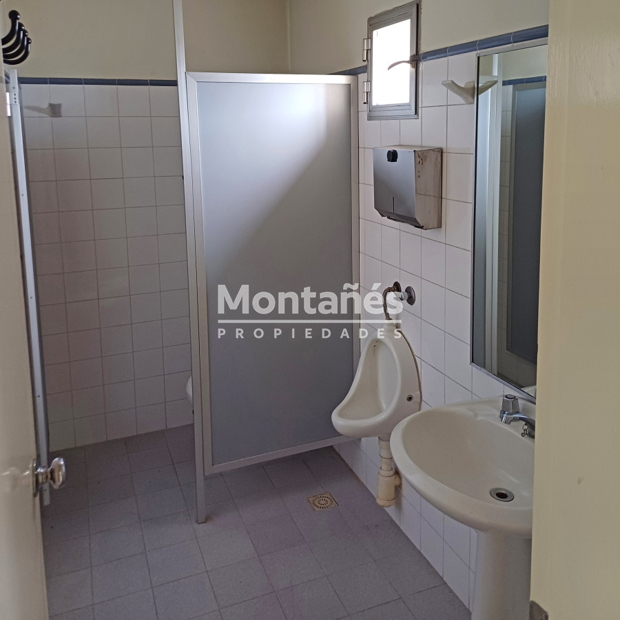 Local Comercial ID.10234 - Espectacular Local en la Plaza de Maldonado