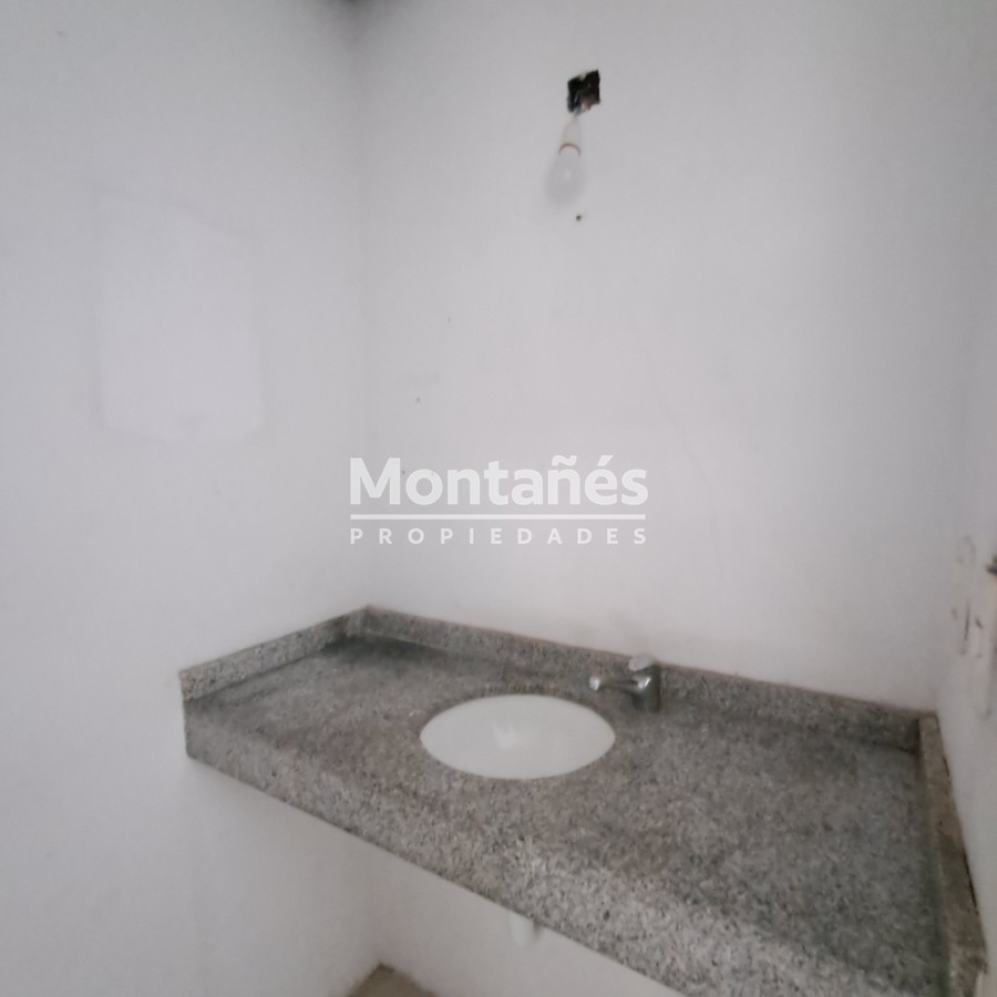 Local Comercial ID.10593 - 🔥 ESQUINA TOP EN EL CENTRO DE MALDONADO | MÁXIMA EXPOSICIÓN TODO EL AÑO