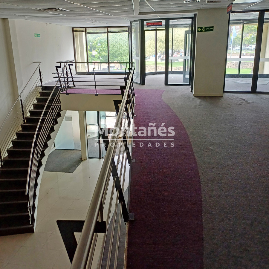 Local Comercial ID.10234 - Espectacular Local en la Plaza de Maldonado