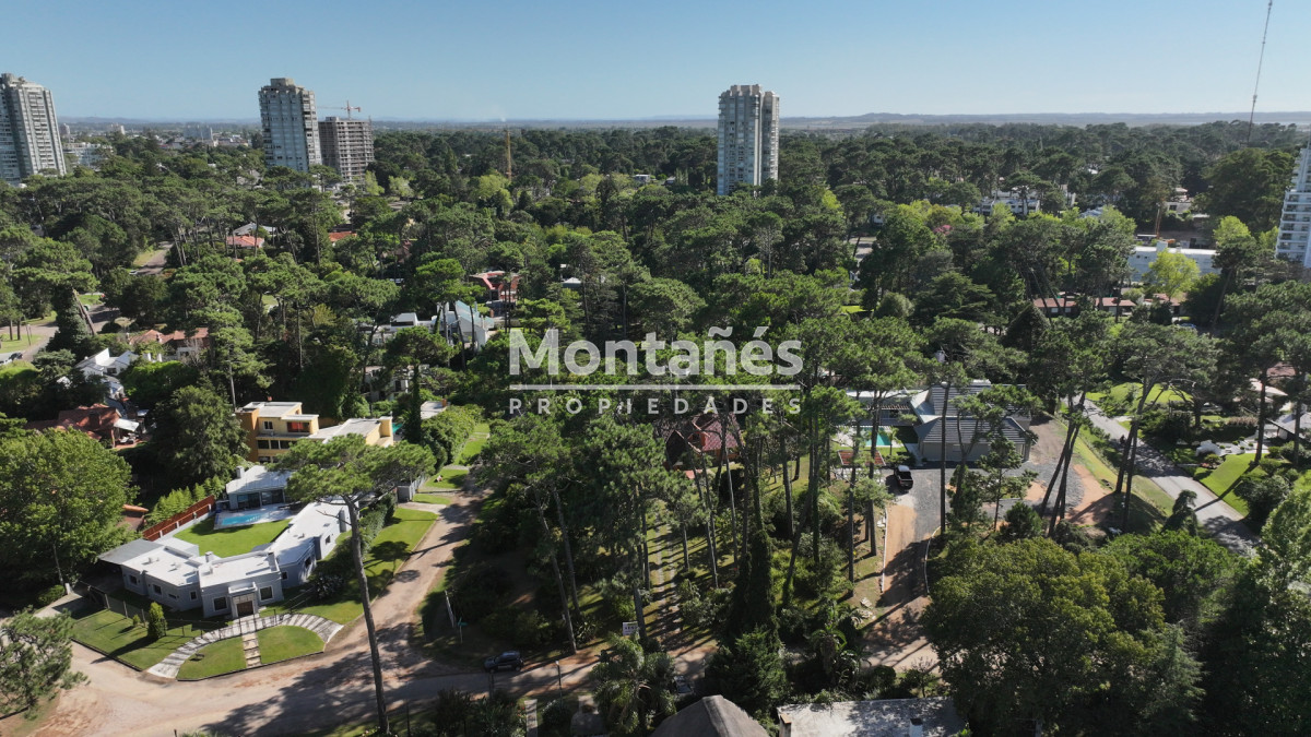 Terreno ID.10572 - 💼 3.057 m² Divisibles en 3 Lotes con Ubicación Estratégica