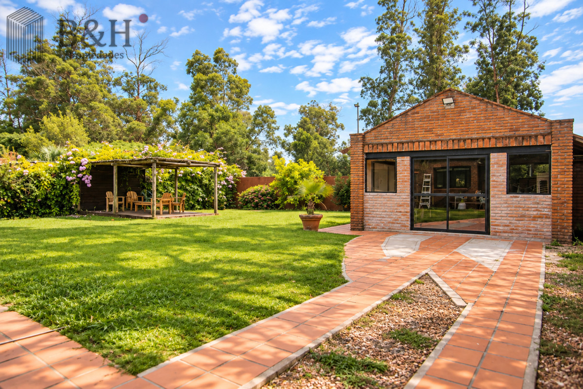 Casa ID.8058 - En venta casa de 3 Dormitorios en Jardines de Córdoba