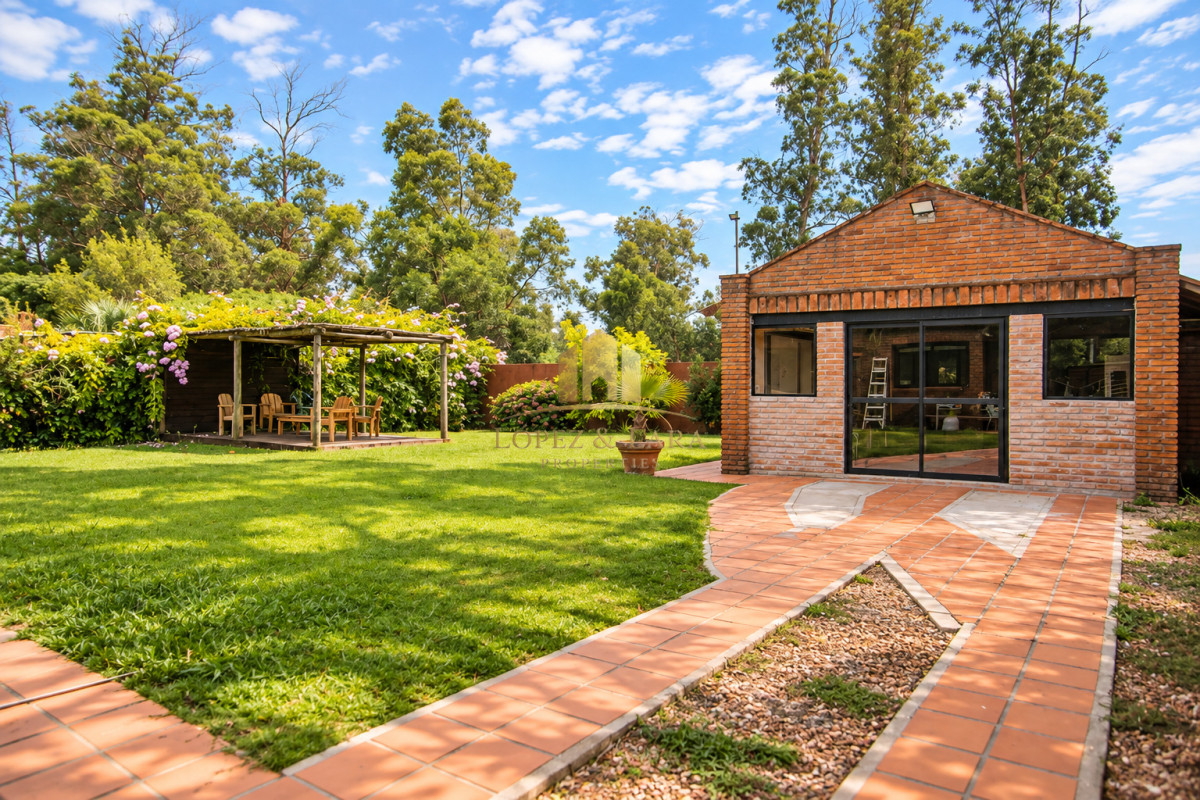 Casa ID.400 - En venta casa de 3 Dormitorios en Jardines de Córdoba