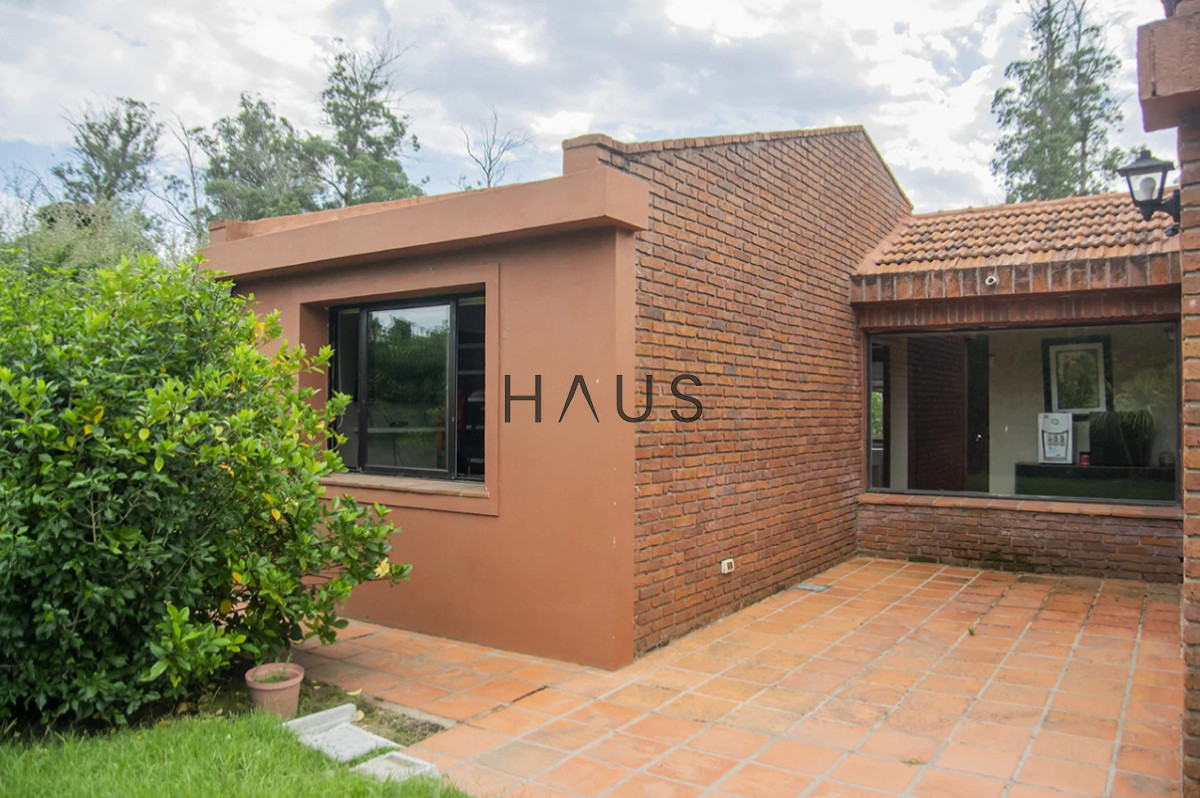 Casa ID.938 - En venta casa de 3 Dormitorios en Jardines de Córdoba