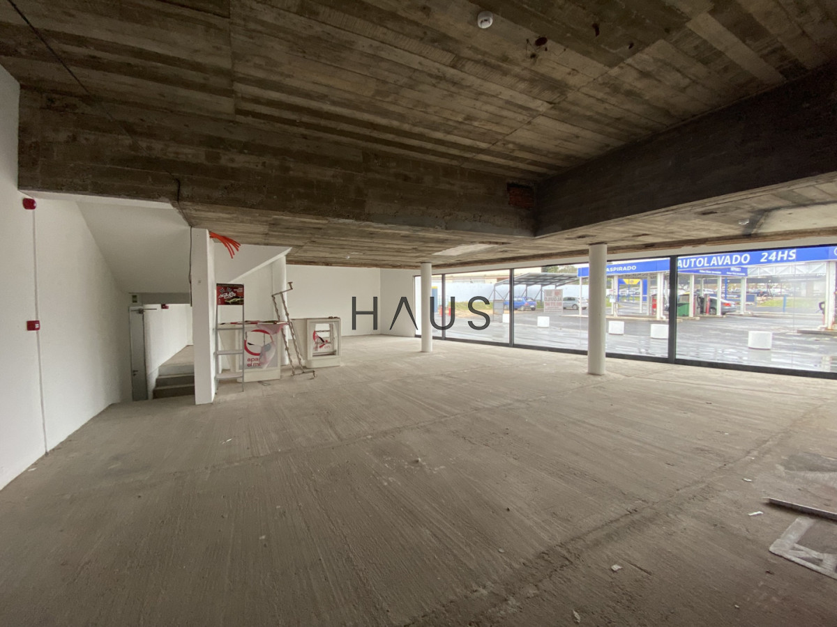 Local Comercial ID.944 - Local en alquiler con un total de 161 metros, 133,26 de planta