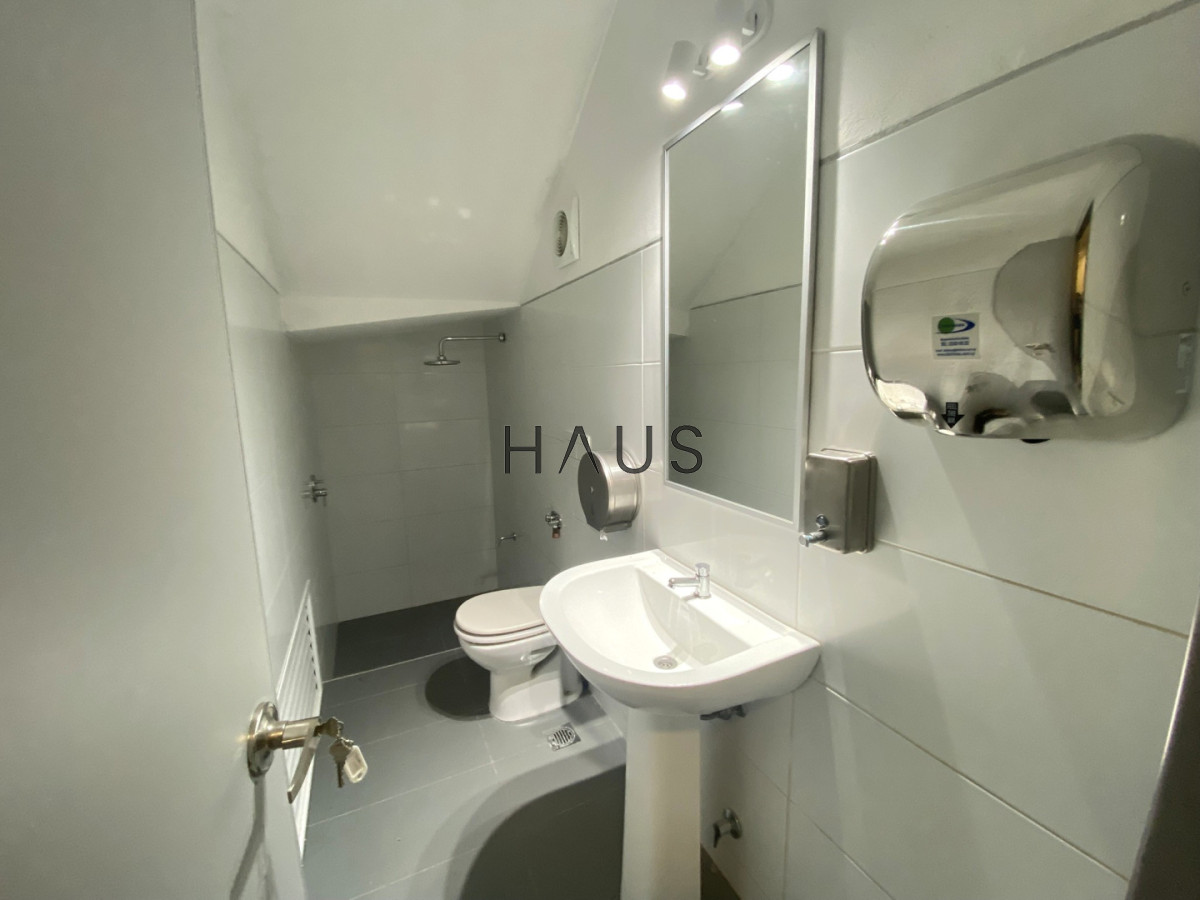 Local Comercial ID.944 - Local en alquiler con un total de 161 metros, 133,26 de planta