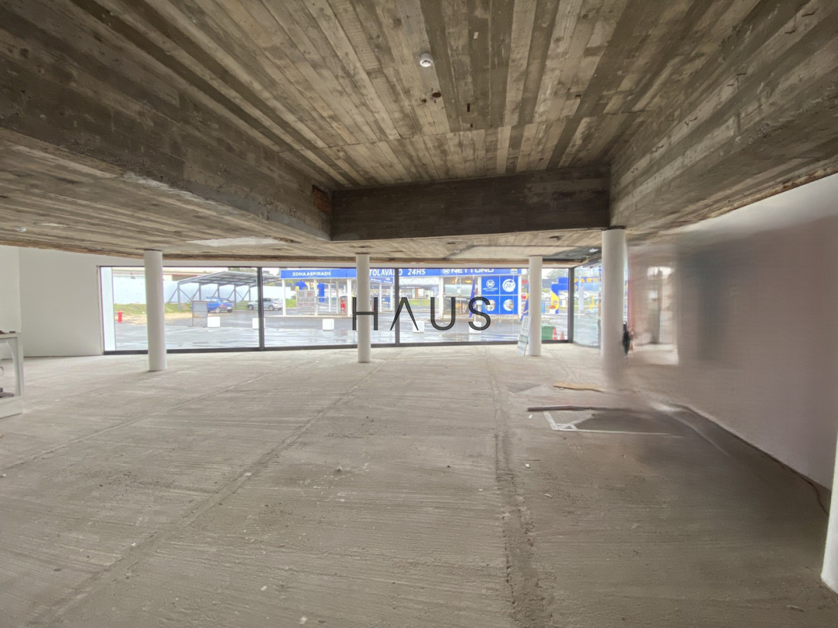 Local Comercial ID.944 - Local en alquiler con un total de 161 metros, 133,26 de planta