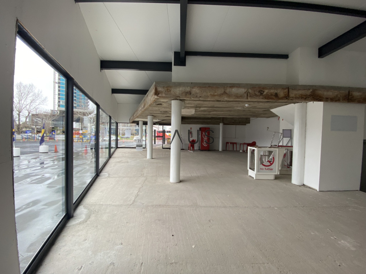 Local Comercial ID.944 - Local en alquiler con un total de 161 metros, 133,26 de planta
