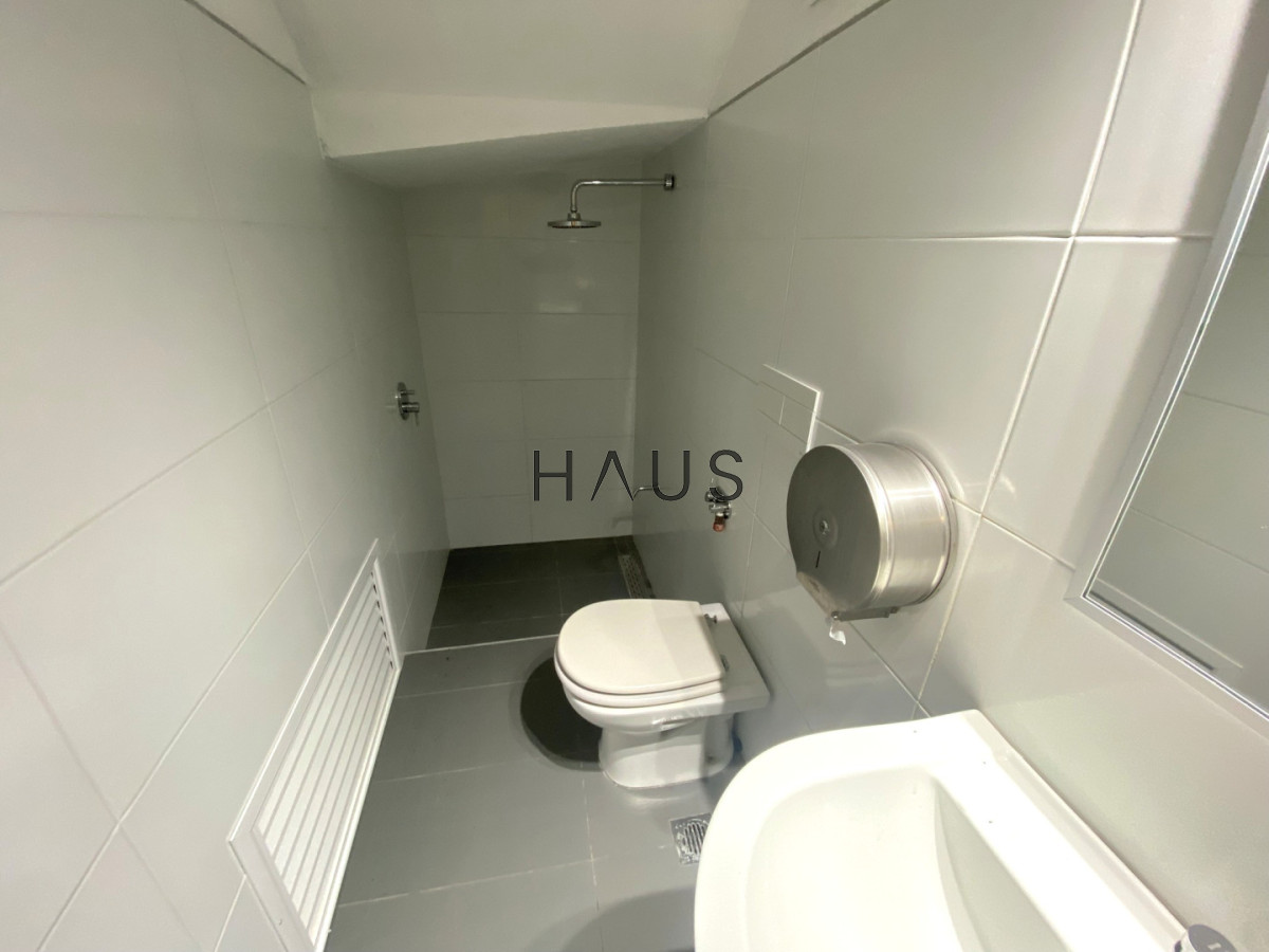 Local Comercial ID.945 - Local de 149 metros totales en alquiler anual 