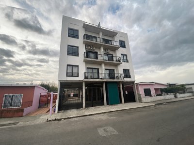 Apartamento de 2 dormitorios en el centro de Maldonado, con terraza propia