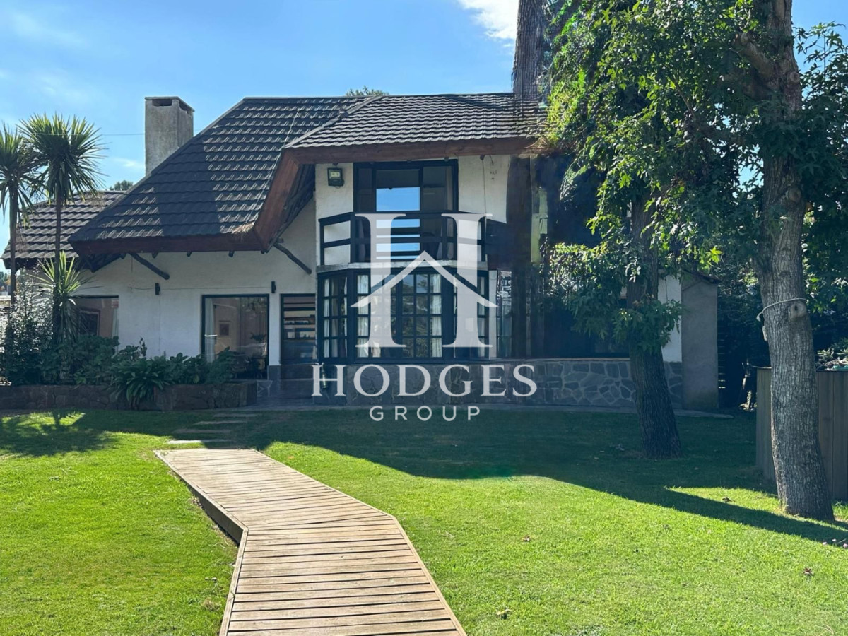 Casa ID.221 - Casa en Venta de 4 Dormitorios ubicada en Pinares, Punta del Este